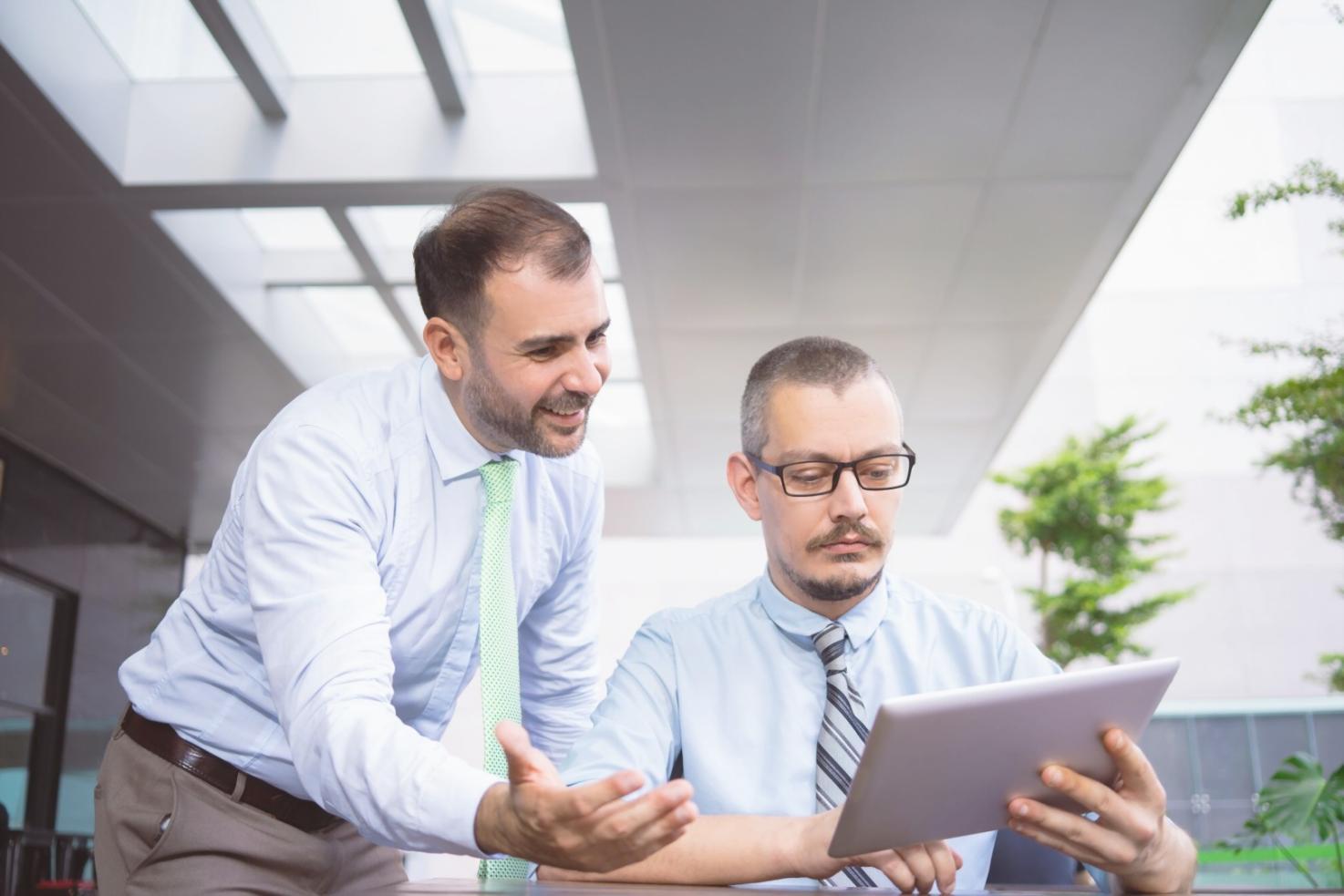 Profesional analizando informes financieros en oficina moderna