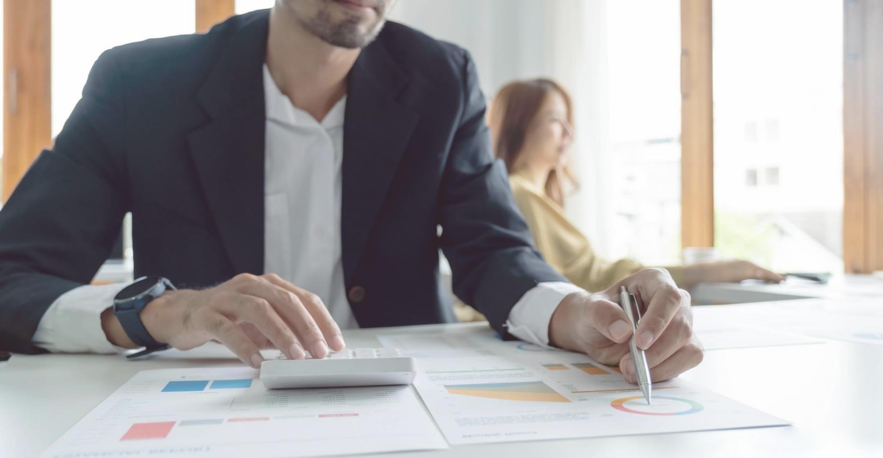 Workspace con calculadora, informes financieros y análisis de ratios